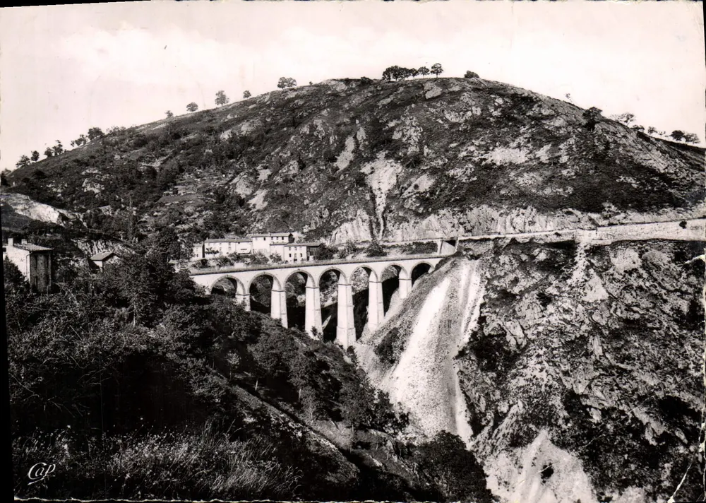 Le Viaduc du Grand Tournant — vue panoramique avec éditeur 'Cité de Thiers, Centre de Tourisme' et n° de série (81) Cité des Arts Photocelléries - Frente