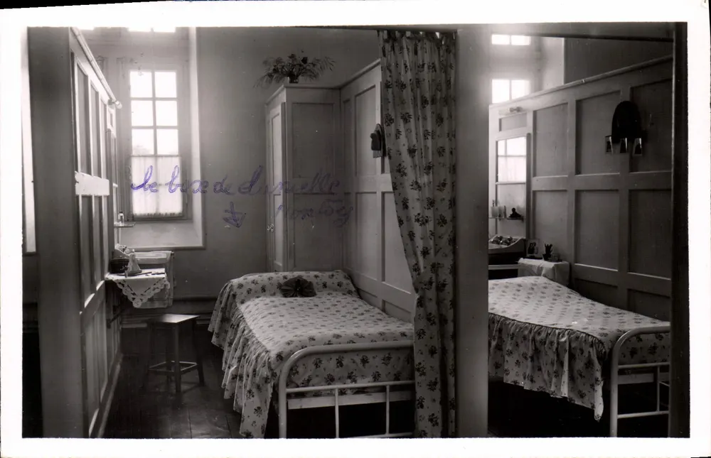 Ein Schlafzimmer — Pensionnat Notre-Dame, St-Pierre-Église (Manche) — Édit. Goubet - Vorderseite