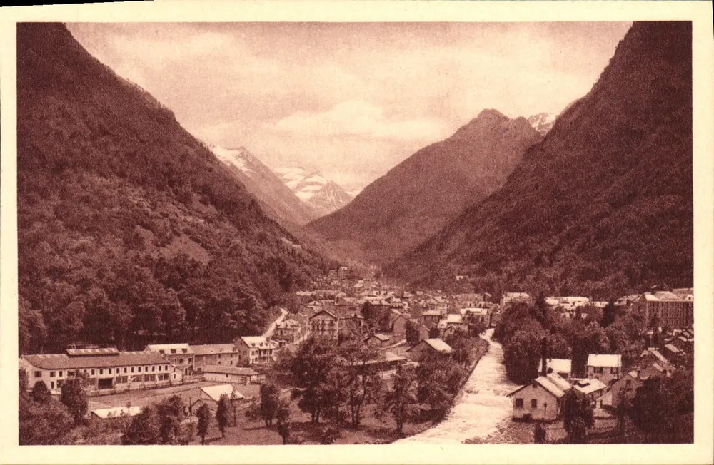 Cauterets — Vista geral — Edição P. Doucet, Lourdes - Frente