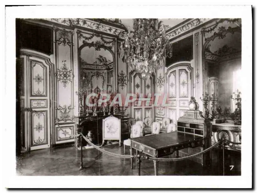 Sala de jantar ricamente decorada — interior de um castelo — n°7 - Frente