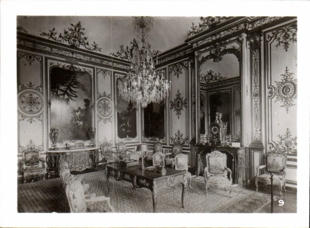 Sala de jantar ricamente decorada — interior de um castelo — n°9 - Frente