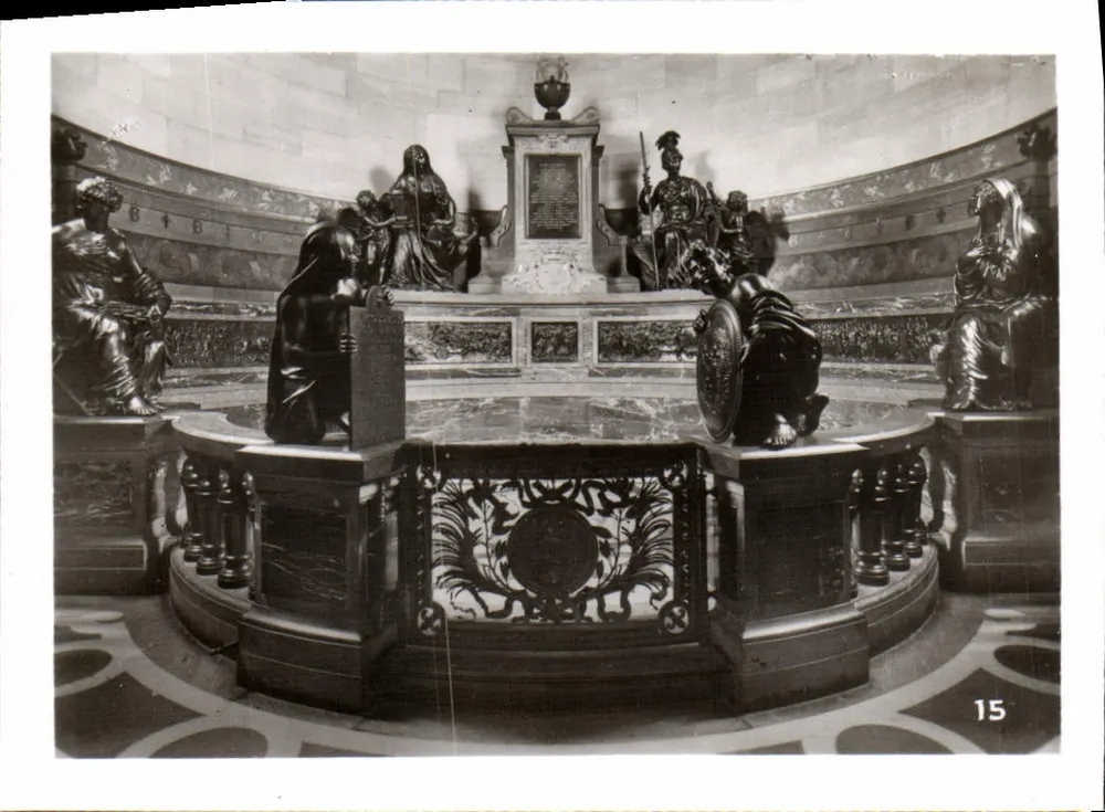 Interior do Panteão de Paris — vista do monumento central — série 15 - Frente