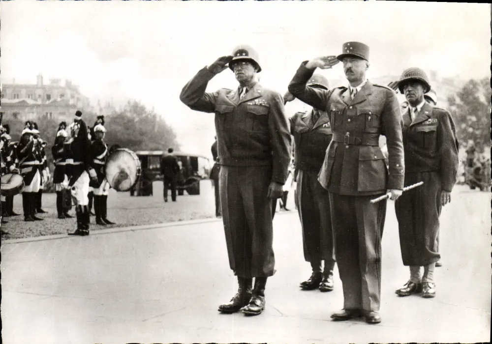 Befreiung von Paris — General Bradley und General Koenig vor dem Grab des Unbekannten Soldaten — Photo-Press-Libération - Vorderseite