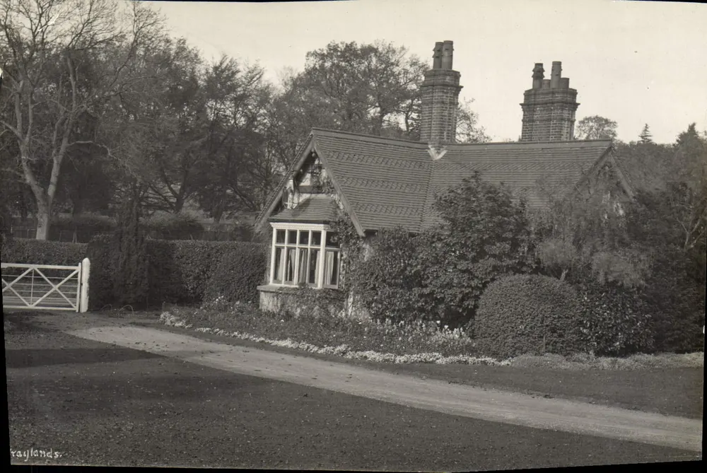 Raylands — maison avec deux cheminées et jardin — éditeur Kate Pragnell, 16 Albemarle St. W. - Frente