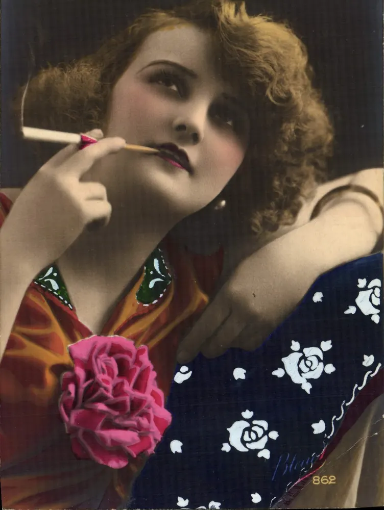 Jeune femme fumant une cigarette — portrait en couleurs — éditeur Blooms, n° 862 - Vorderseite