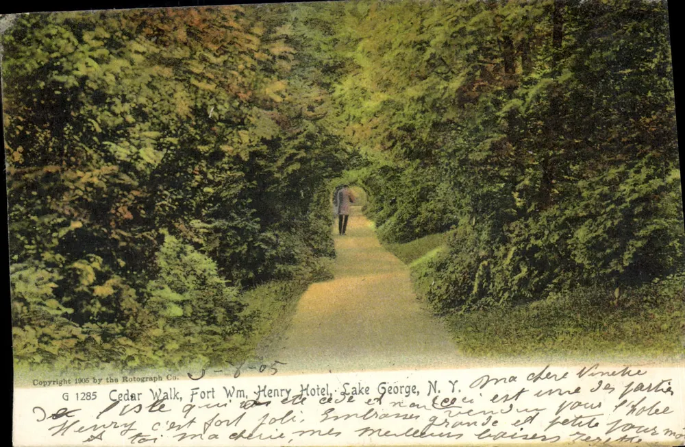 Cedar Walk, Fort Wm. Henry Hotel, Lake George, N.Y. — Ansicht eines schattigen Weges — Rotograph Co., Nr. G 1285 - Vorderseite