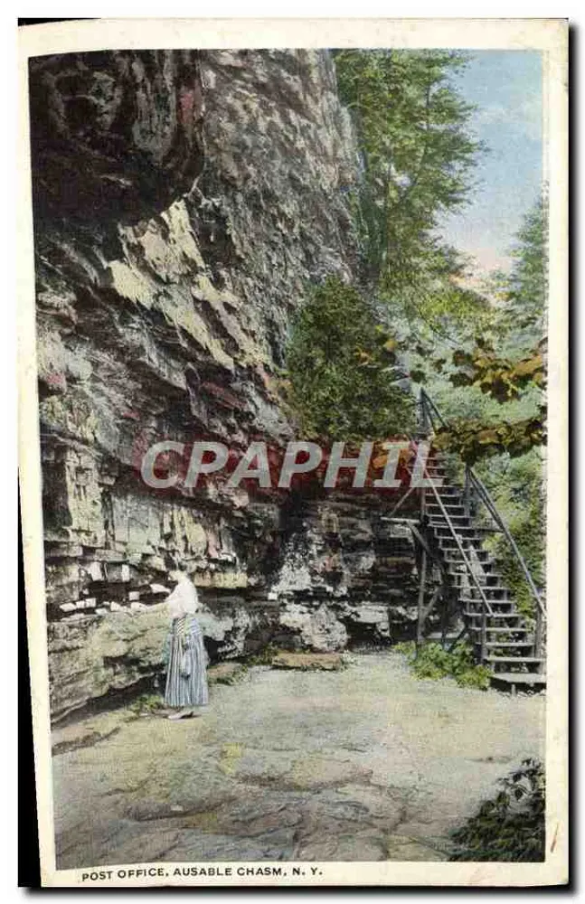 Post Office, Ausable Chasm, N.Y. — vue d'une femme devant un canyon rocheux avec escalier métallique — éditeur Plattsburg Drug Co. - Frente