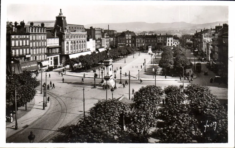Praça de Jaude — Clermont-Ferrand (P.-de-D.) — Edições de Arte 'AVON', Paris - Frente