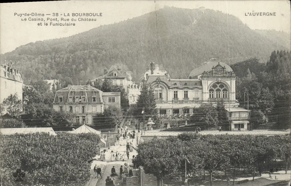 Puy-de-Dôme — 38 - LA BOURBOULE — Das Casino, Brücke, Schlossstraße und der Seilbahn - Vorderseite