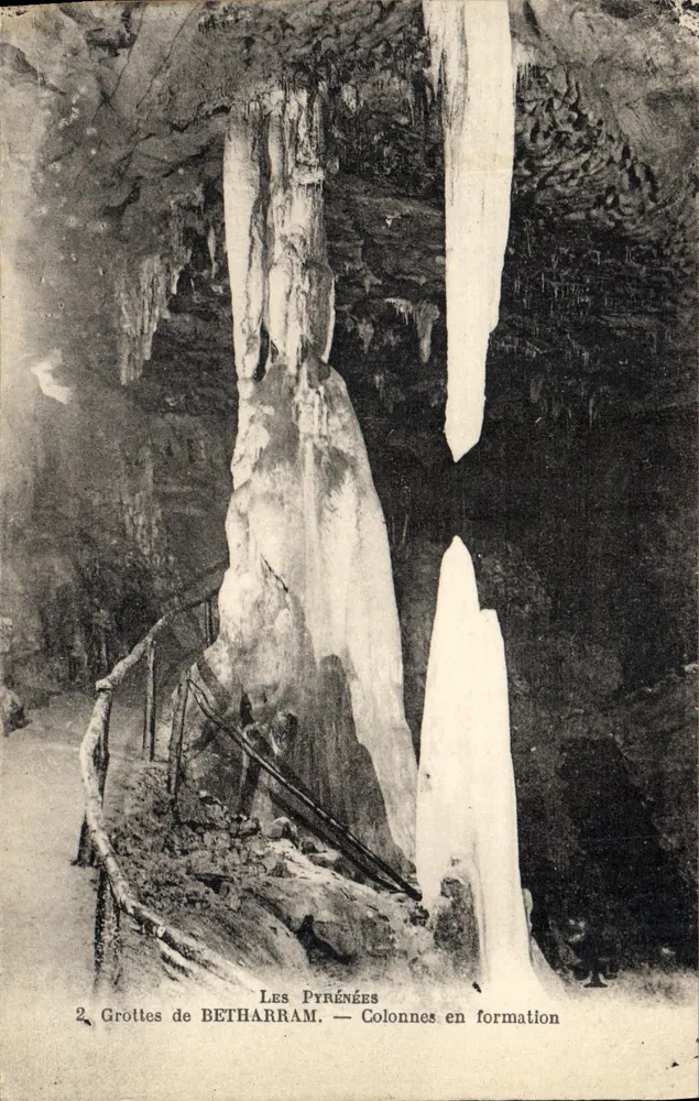 Grutas de BETHARRAM — Colunas em formação — Os Pirineus - Frente
