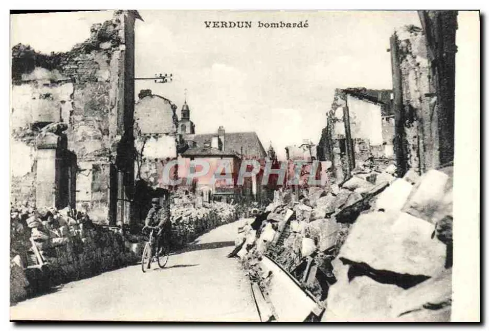 Verdun bombardeado — vista de rua destruída com ciclista — editor não visível - Frente