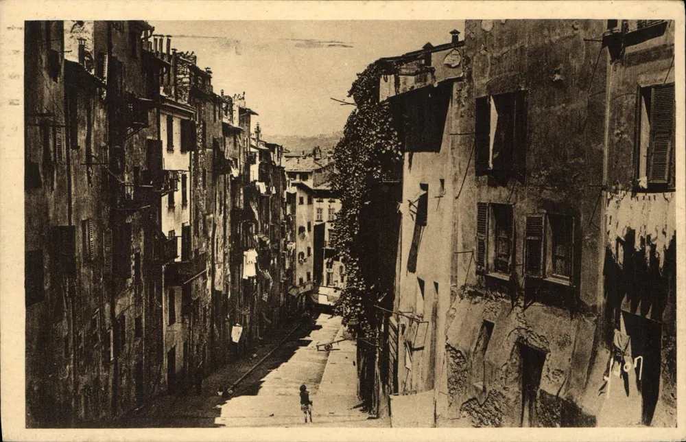 Velha Cidade de Nice — vista de rua estreita com edifícios antigos e criança — Edições d'Art Paris - Frente