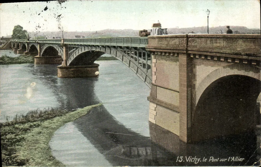 Vichy. De Brug over de Allier — uitzicht op de brug van steen en metaal over de rivier — uitgever V.R.C. n°13 - Voorkant