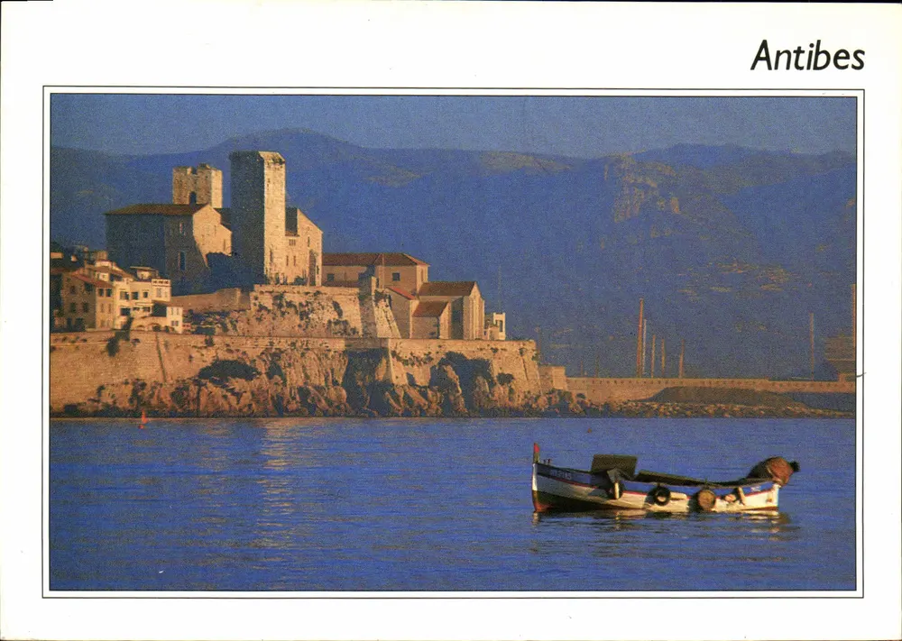 Antibes — vista da velha cidade com barco — Estúdio Fotográfico Pierre - Frente