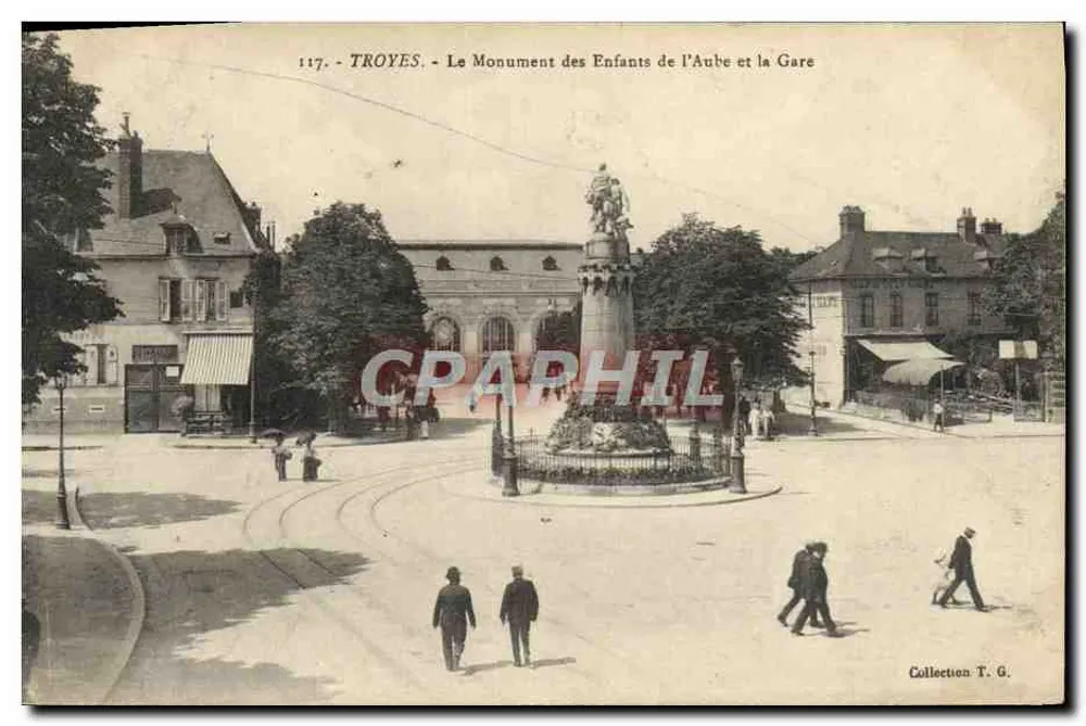 Troyes - Denkmal für die Kinder der Aube und die Bahnhof - Vorderseite
