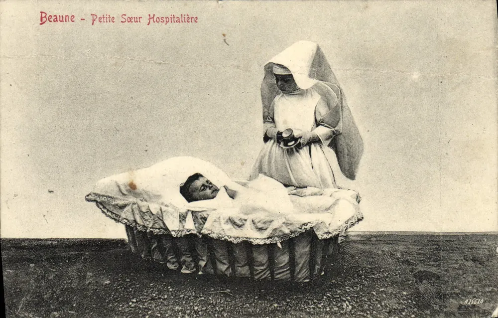 Beaune - Petite Sœur Hospitalière — Hermana en vestido religioso sosteniendo una taza cerca de un cuna con un niño, editor Ronco Frères, n.º 410730 - Anverso