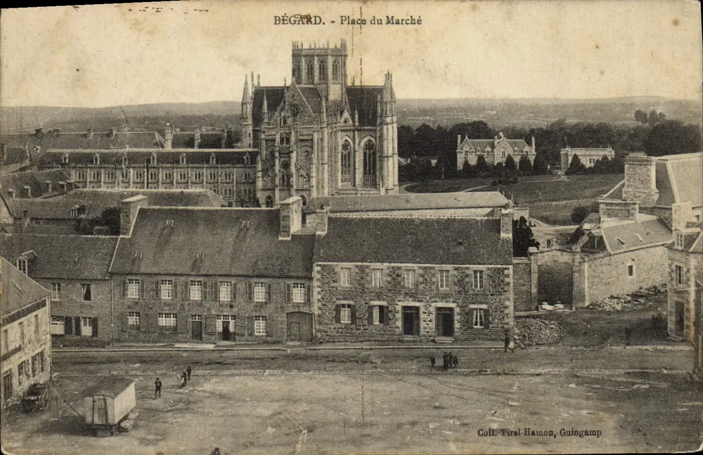 Bégard - Praça do Mercado — vista da catedral e dos edifícios circundantes — Coleção Tiroir-Hamon, Guingamp - Frente