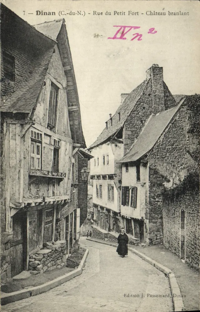 Dinan (C.-du-N.) — Rue du Petit Fort et Château branlant — Édition J. Passemand, Dinan - Vorderseite
