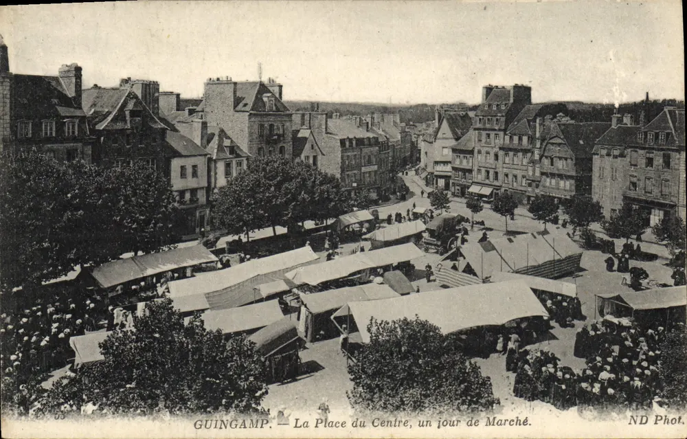 Guingamp — La Place du Centre, un jour de Marché — ND Phot. - Recto