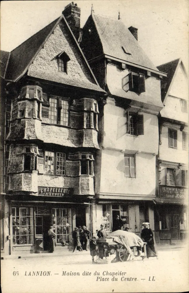 LANNION — Huis genaamd van de Hoedemaker — Plein van het Midden — LL - Voorkant