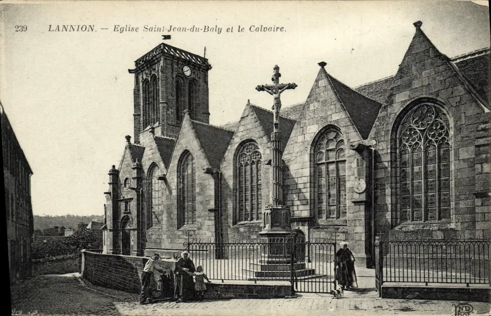 Lannion — Kirche Saint-Jean-du-Baly und das Calvary - Vorderseite