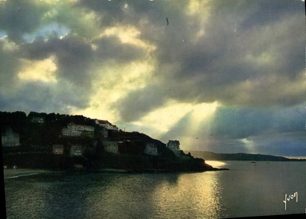 Perros-Guirec (Côtes-du-Nord) — Blick auf die Granitküste im Rücklicht — Éditions Yvon - Vorderseite