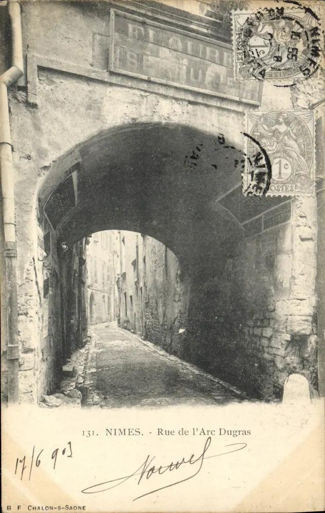 Nîmes - Rue de l'Arc Dugras — vista sob um arco — editor B F Chalon-saône, n° 131 - Frente