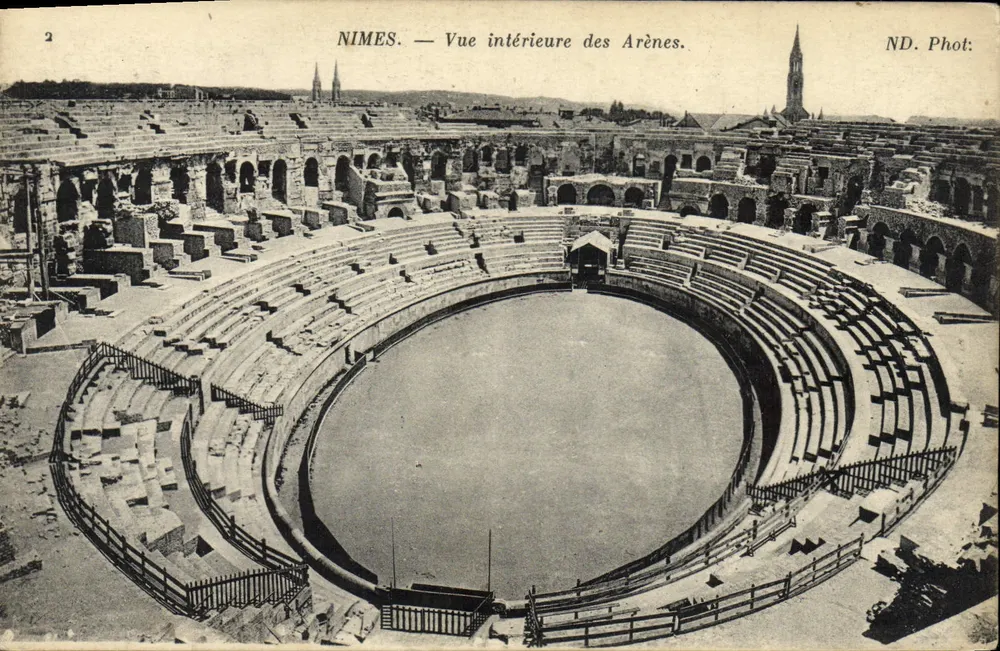 Nîmes — Vista interna das Arènes — ND. Phot. - Frente
