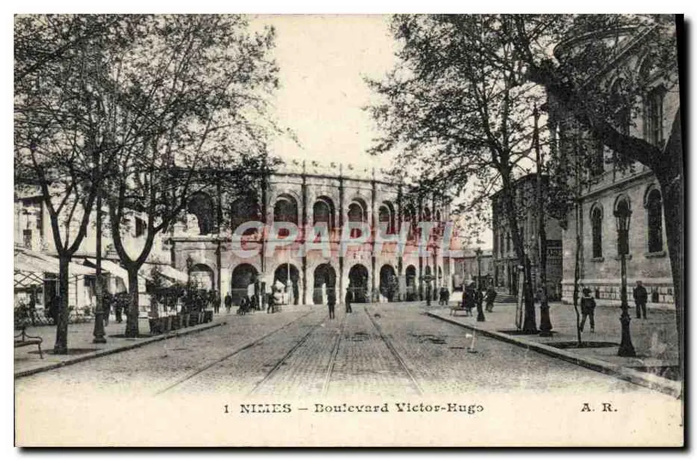 Nîmes — Avenida Victor-Hugo — A.R. - Frente