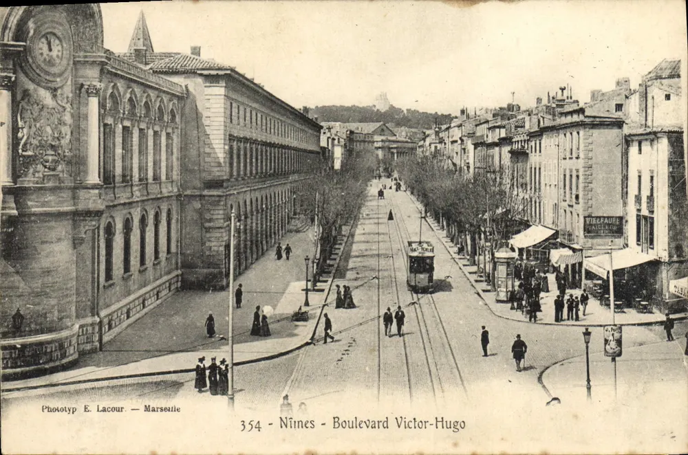 Nîmes - Boulevard Victor-Hugo — vista com trem e editor Phototyp E. Lacour — n° 354 - Frente