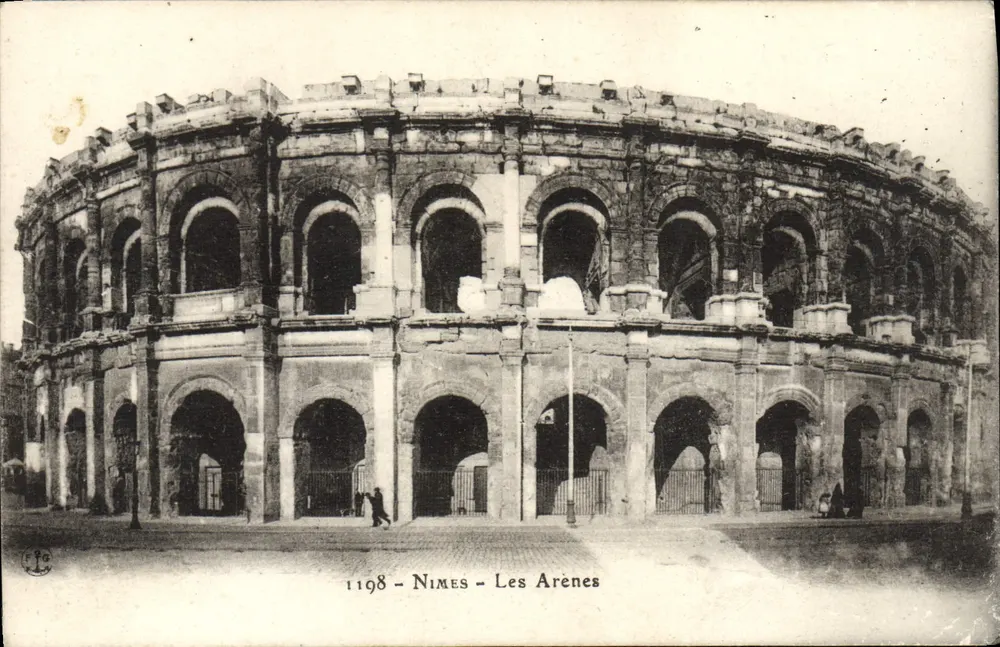 Nîmes - Les Arènes — vista do monumento antigo — editor R.P.A. n° 1198 - Frente