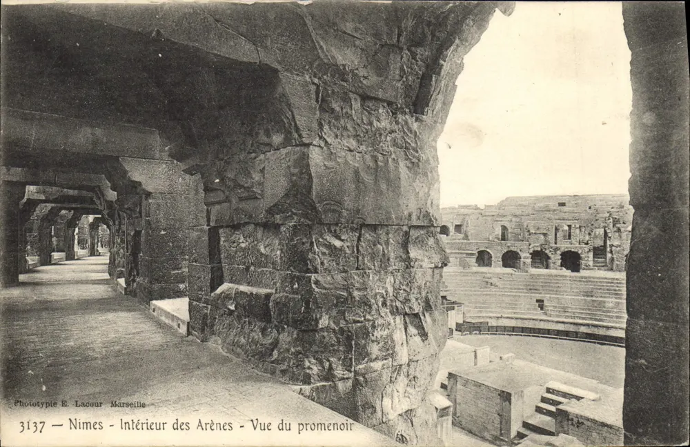 Nîmes - Innenansicht der Arenen - Blick vom Promenadengang — Phototypie E. Laour, Marseille, n° 3137 - Vorderseite