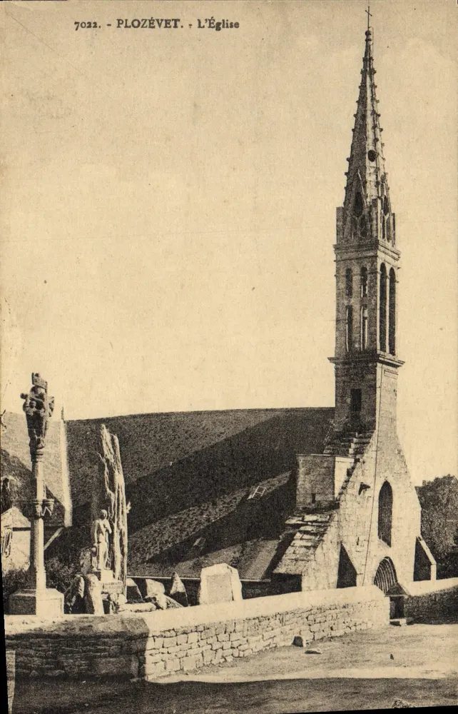 Plozévet — Katedra — widok katedry z gotyckim dzwonnikiem i kalwarią na pierwszym planie — wydawca Villard, Quimper, numer serii 7022 - Awers