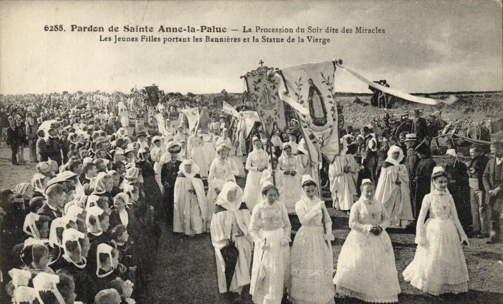 Pardon von Sainte Anne-la-Paluc — Die Abendprozession genannt die Wunder — Jungfrauen mit Bannern und der Statue der Jungfrau - Vorderseite