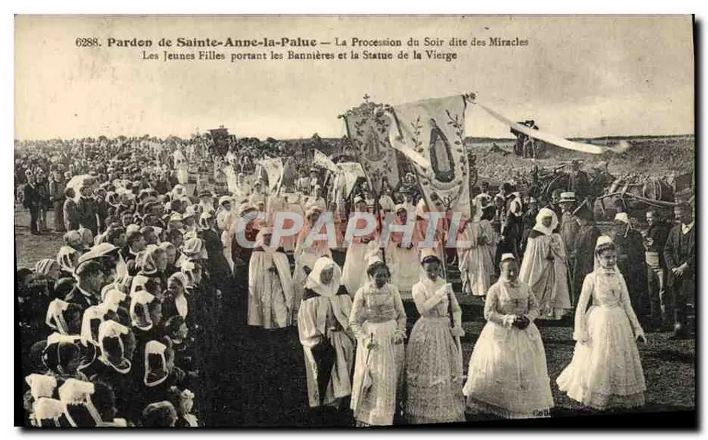 Pardon von Sainte-Anne-la-Paloue — Die Abendprozession genannt 'Die Wunder' — Die jungen Mädchen tragen die Banner und die Statue der Jungfrau - Vorderseite