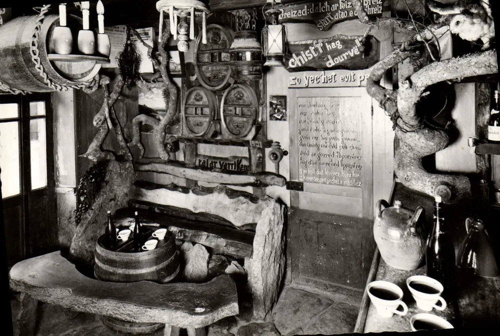 Tal-Ar-Varriken - Rustikale Bar mit Fässern — René Coroller, 1901 - Vorderseite