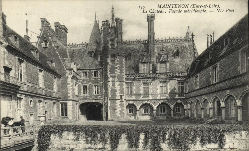 Maintenon (Eure-et-Loir) — O Castelo, Fachada Meridional — ND Phot. - Frente