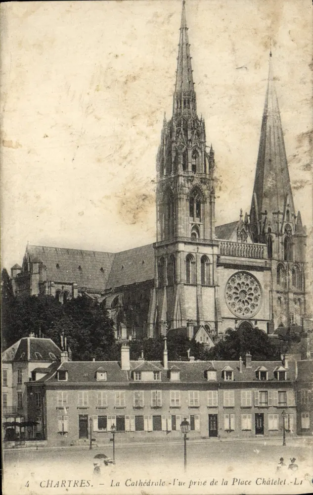 Chartres — Die Kathedrale von der Place Châtelet aus gesehen — unbekannter Verlag, n°4 - Vorderseite