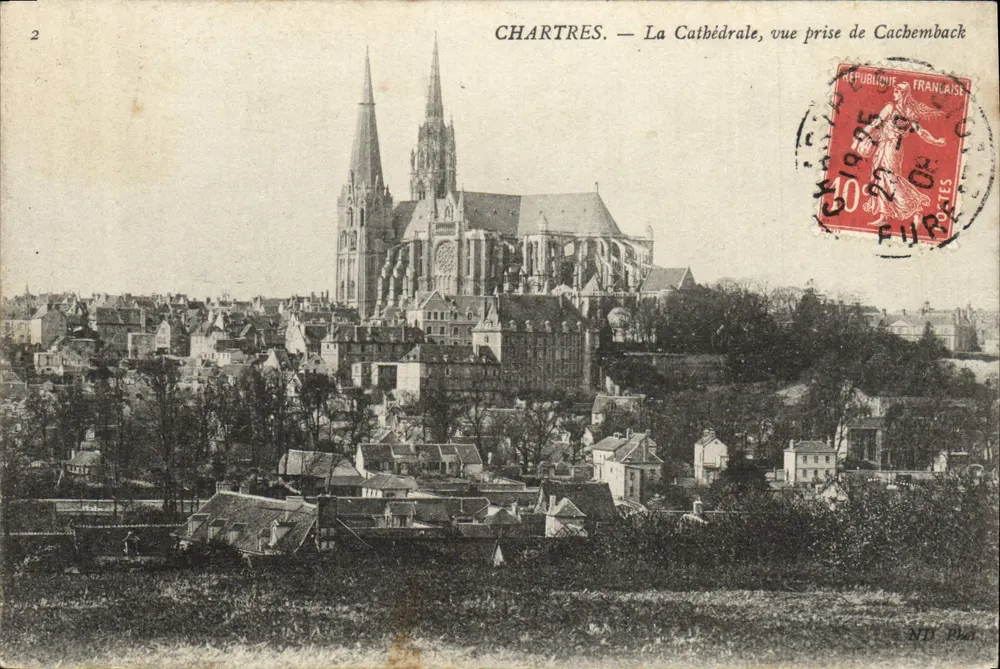 Chartres — A Catedral, vista tirada de Cachemback — N.B. Ploux - Frente