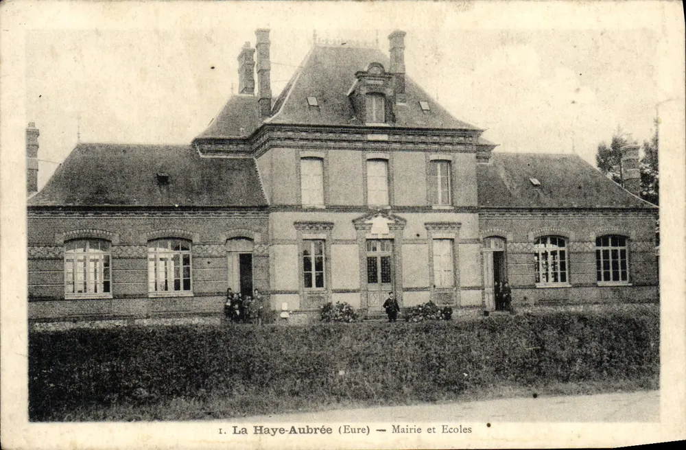 La Haye-Aubrée (Eure) — Rathaus und Schulen - Vorderseite