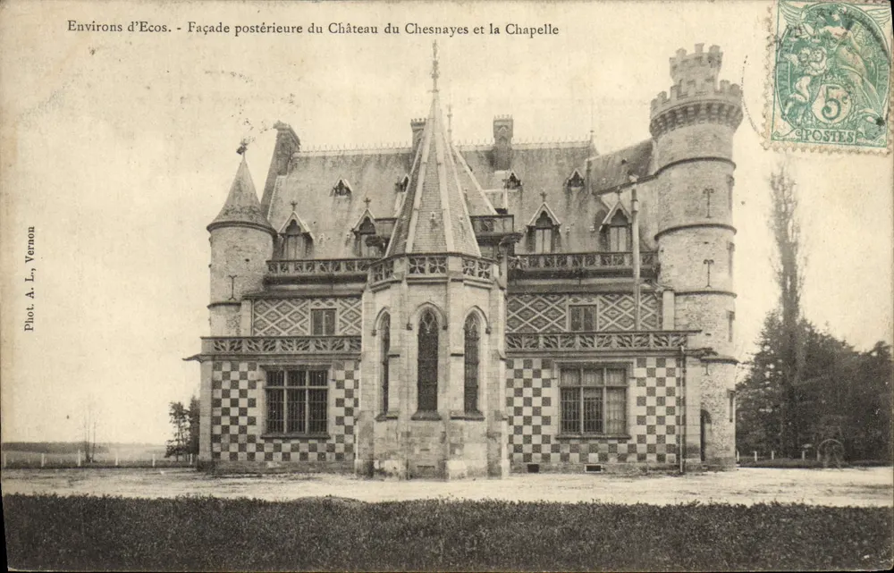 Umgebung von Écos - Hinterfassade des Schlosses du Chesnayes und die Kapelle - Fot. A. L. Vernon - Vorderseite