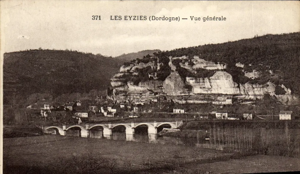 Les Eyzies (Dordogne) — Vista geral — Editor n°371 - Frente