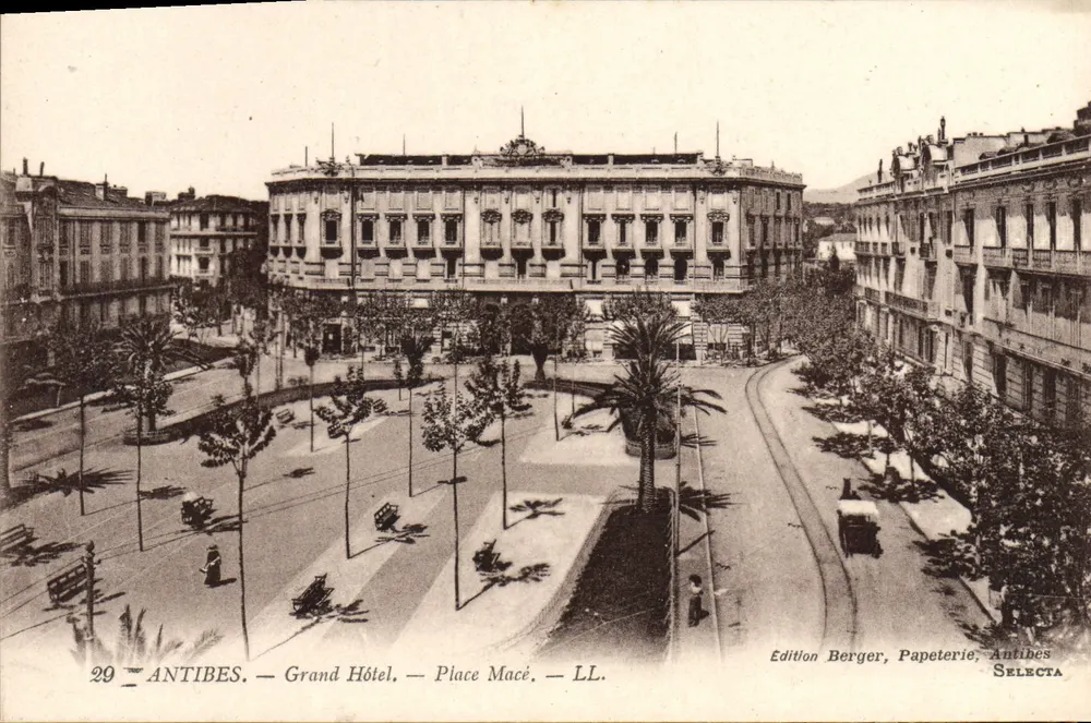 Antibes — Grand Hôtel — Place Macé — Edição Berger, Papeterie, Antibes SELECTA - Frente