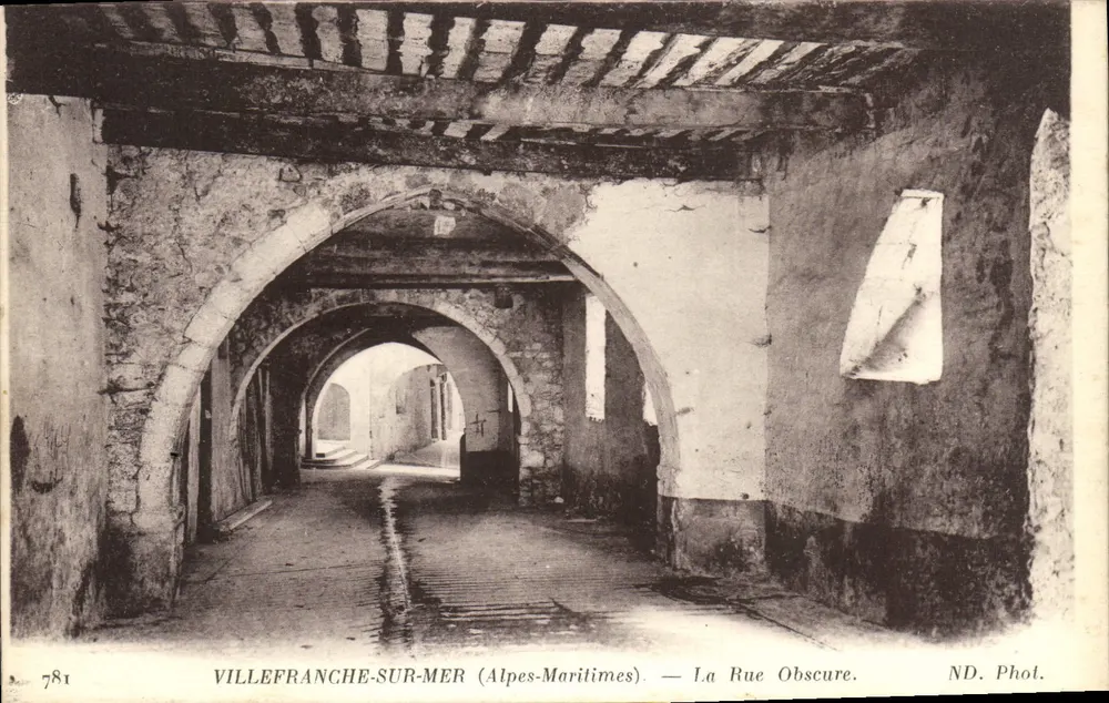 Villefranche-sur-Mer (Alpes-Maritimes) — Die dunkle Straße — ND. Foto. - Vorderseite