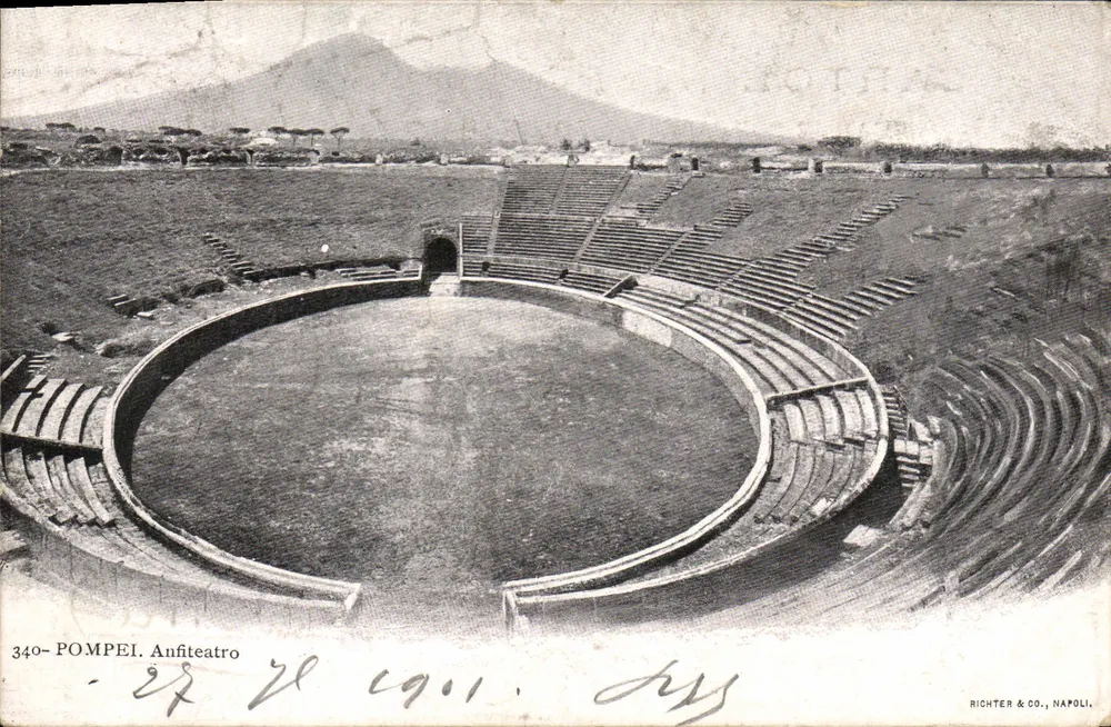 Pompei - Anfiteatro — vista com o Vesúvio no fundo — Richter & Co., Nápoles, n° 340 - Frente