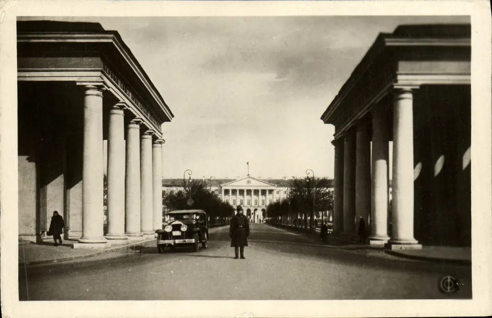 Leningrado, Smolny — vista da entrada monumental — Tipografia 2740 - Frente