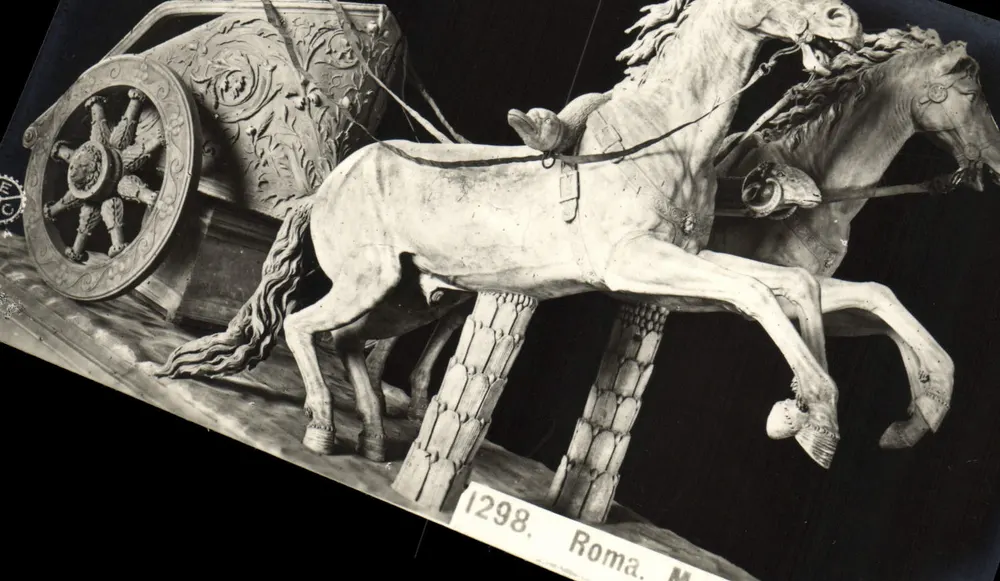 Estatua equestre de Roma — detalhe de carruagem esculpida — n° 1298 - Frente