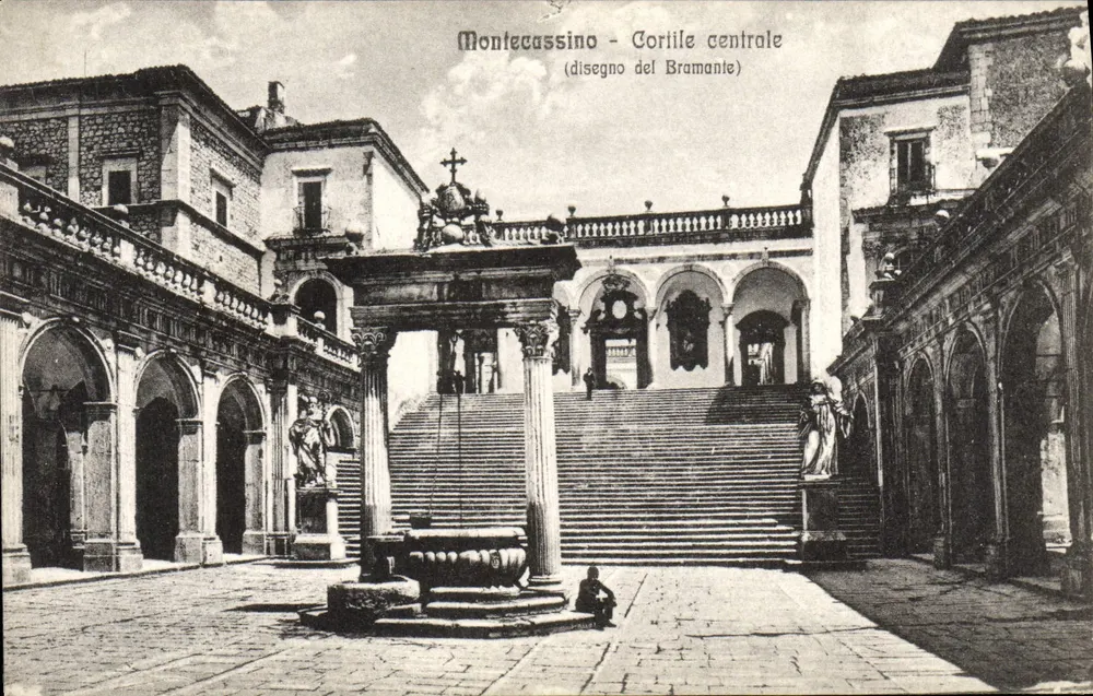 Montecassino - Cortil central (desenho do Bramante) - Frente