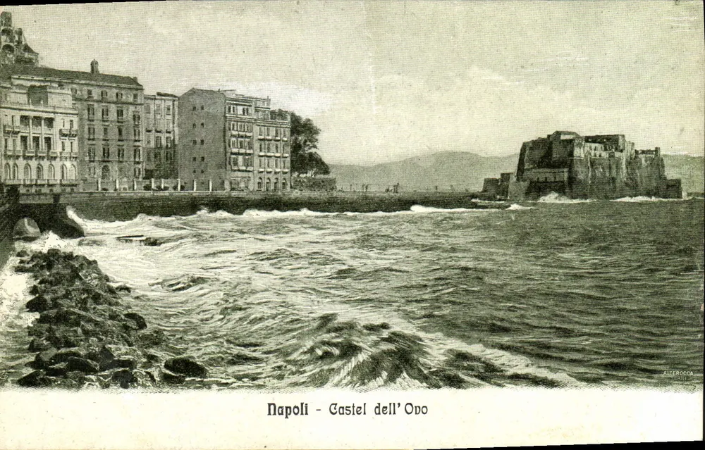 Nápoles - Castel dell'Ovo — vista do castelo e dos edifícios costeiros — editor Allerocca - Frente