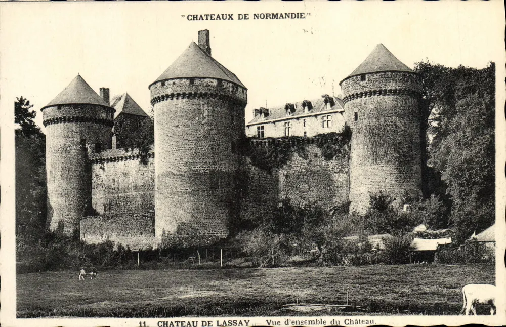 Schloss Lassay — Überblick über das Schloss — Schlösser der Normandie — Nr. 11 - Vorderseite